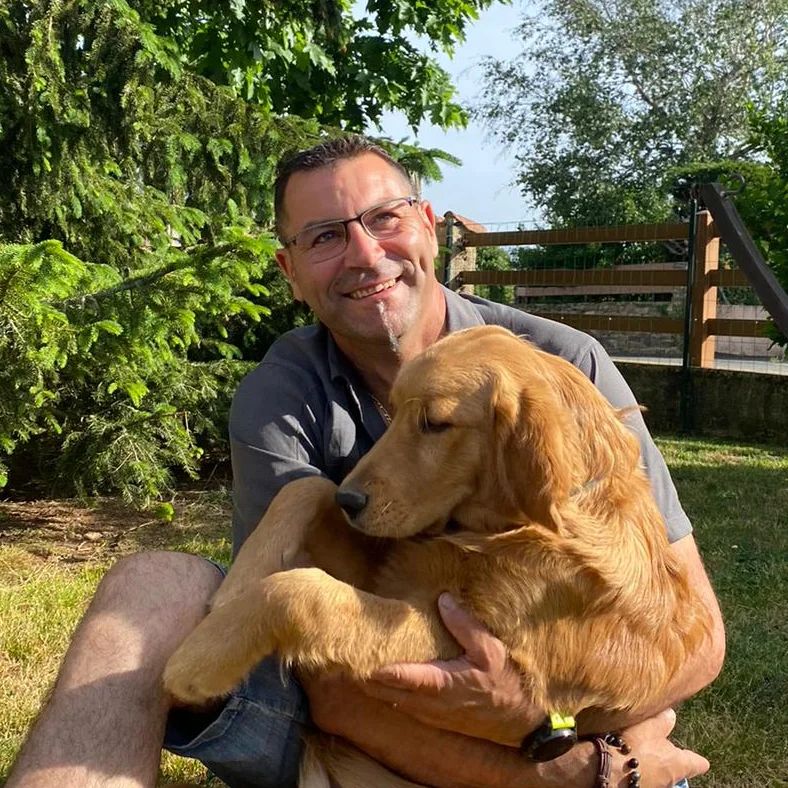 Moi avec Saï, le chien que j'éduque pour handi-chien. ÉDUCATEUR CANIN